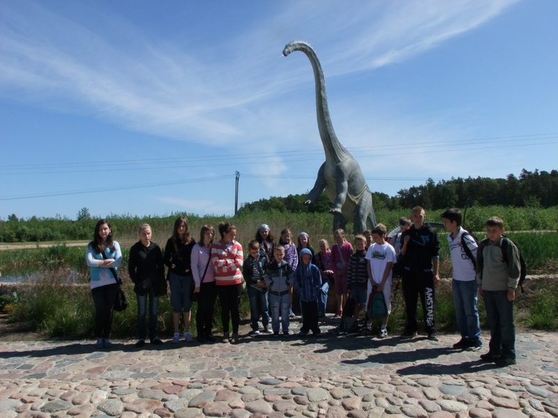 Zdjęcie z warsztatów integracyjno- animacyjnych w parku Dinozaurów w Łebie 